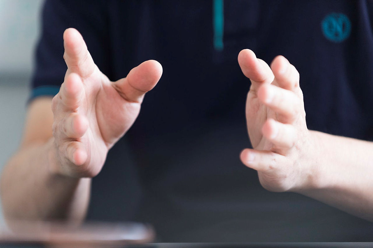 Pose der Hände beim Diskutieren