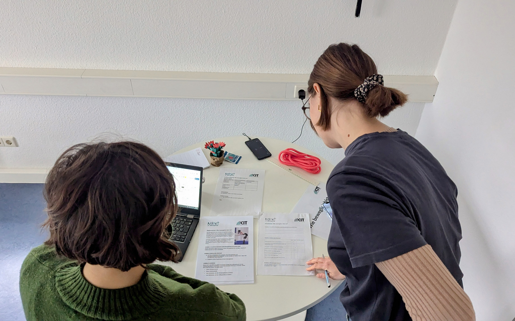 Menschen bei der Bearbeitung einer Schülerlaborstation