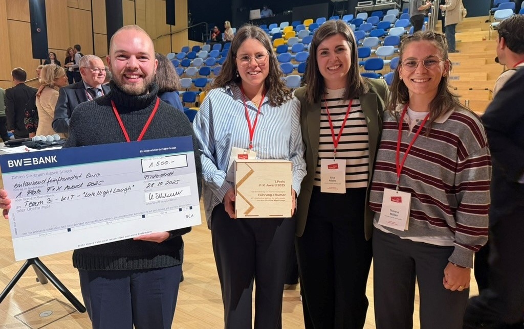 Studierende mit Preis